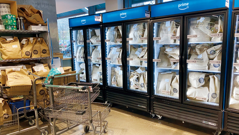 美國亞馬遜超市，顧客網路下單後，商品被放冰箱和架上等待外送。